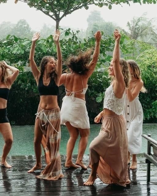 Женщины в свободном танце у воды